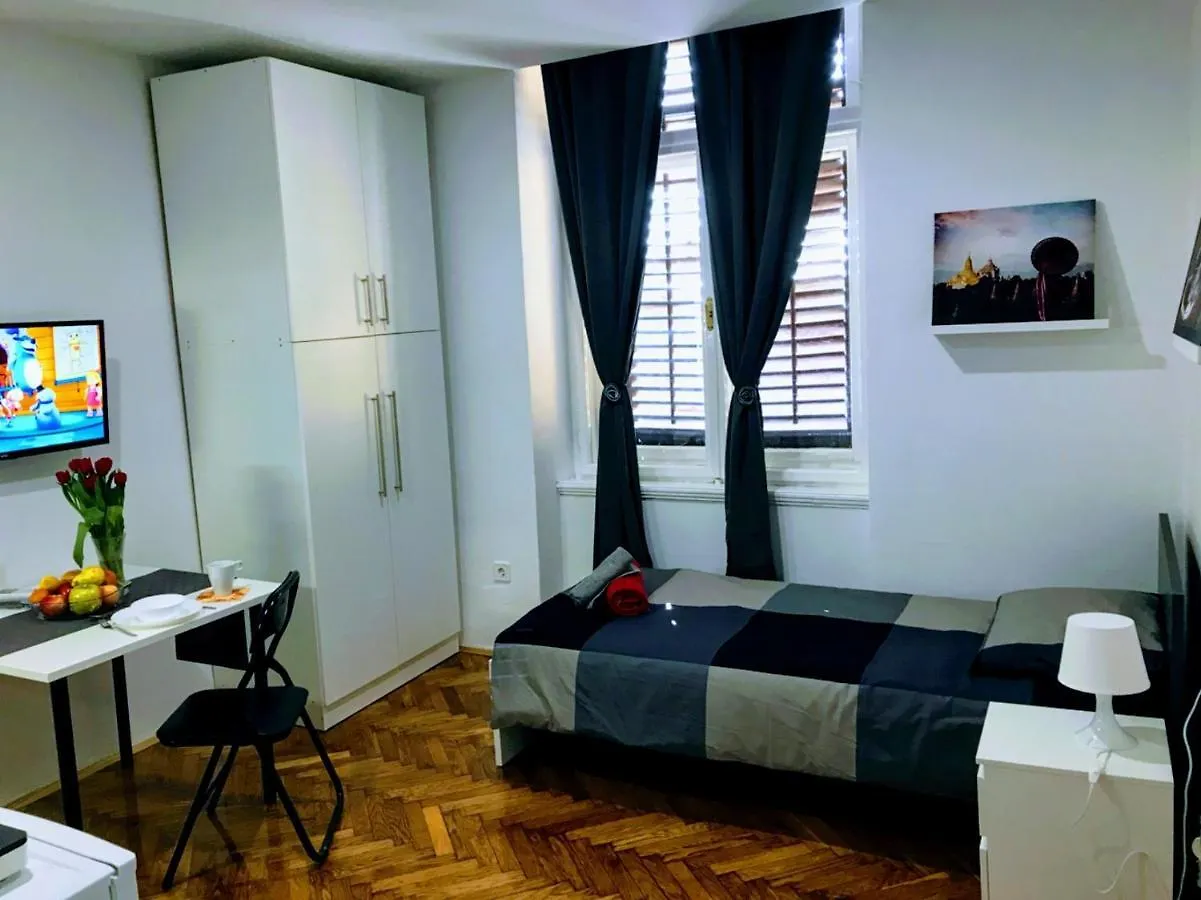 Pula Center Green Park Apartments And Rooms