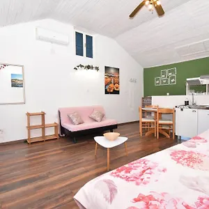 studio-apartments-skoric.primorje-gorskikotar.com/
